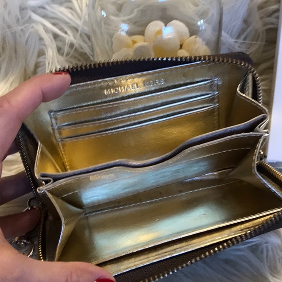 Michael Kors zip around wallet - Picture 2 of 7